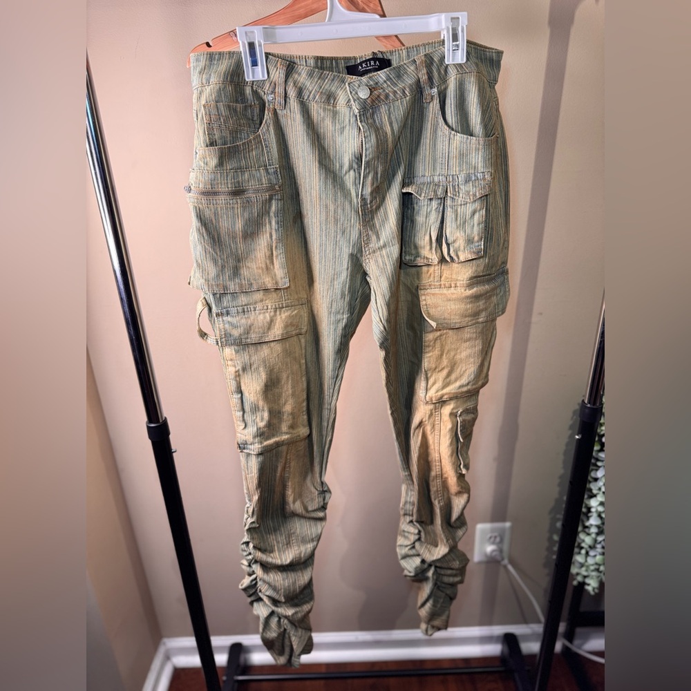 AKIRA Distressed Cargo Women Jeans light denim